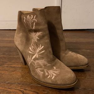 Lucky Brand Boot Booties Elenor Suede Leather Beige Embroidered Floral Heels 9.5